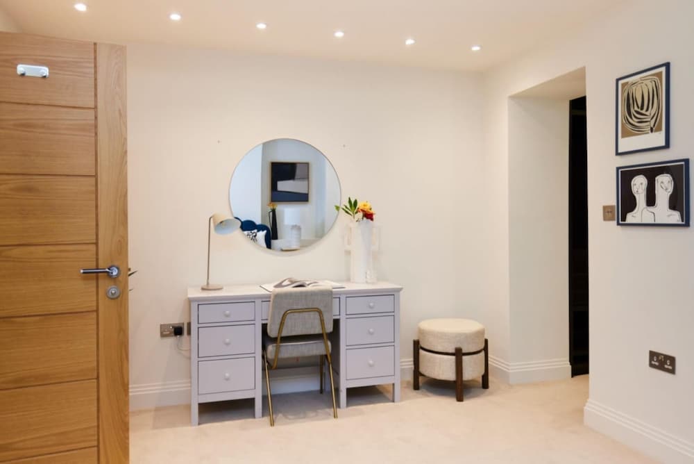 The Chelsea Wonder - Spacious 3bdr Flat With Terrace Garden