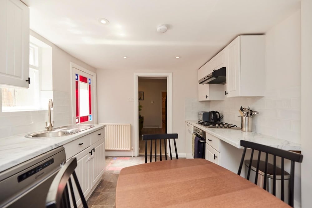 The Hammersmith and Fulham Wonder - Trendy 3bdr Flat With Garden