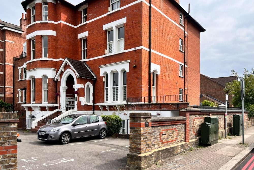 The Putney Getaway - Bewitching 1bdr Flat With Patio