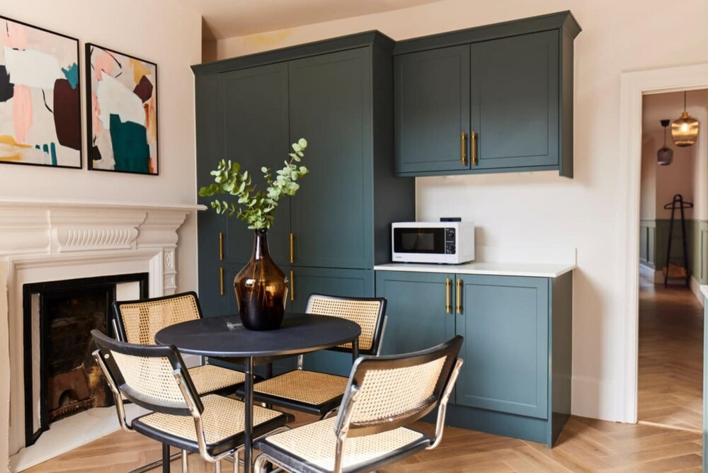 The Elmfield Road Wonder - Dazzling 2bdr Flat