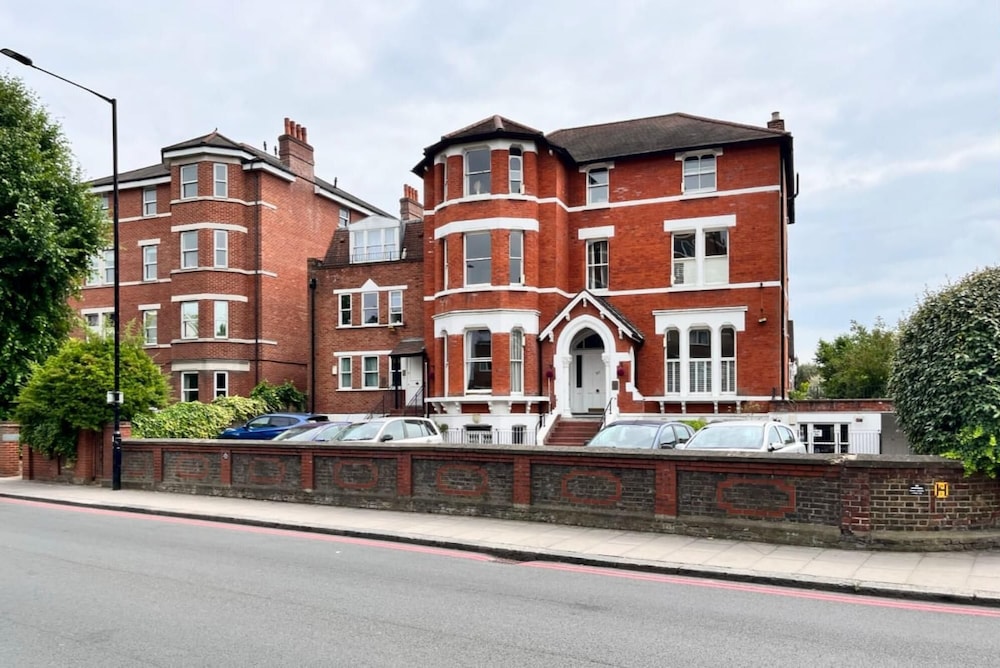 The Putney Getaway - Bewitching 1bdr Flat With Patio