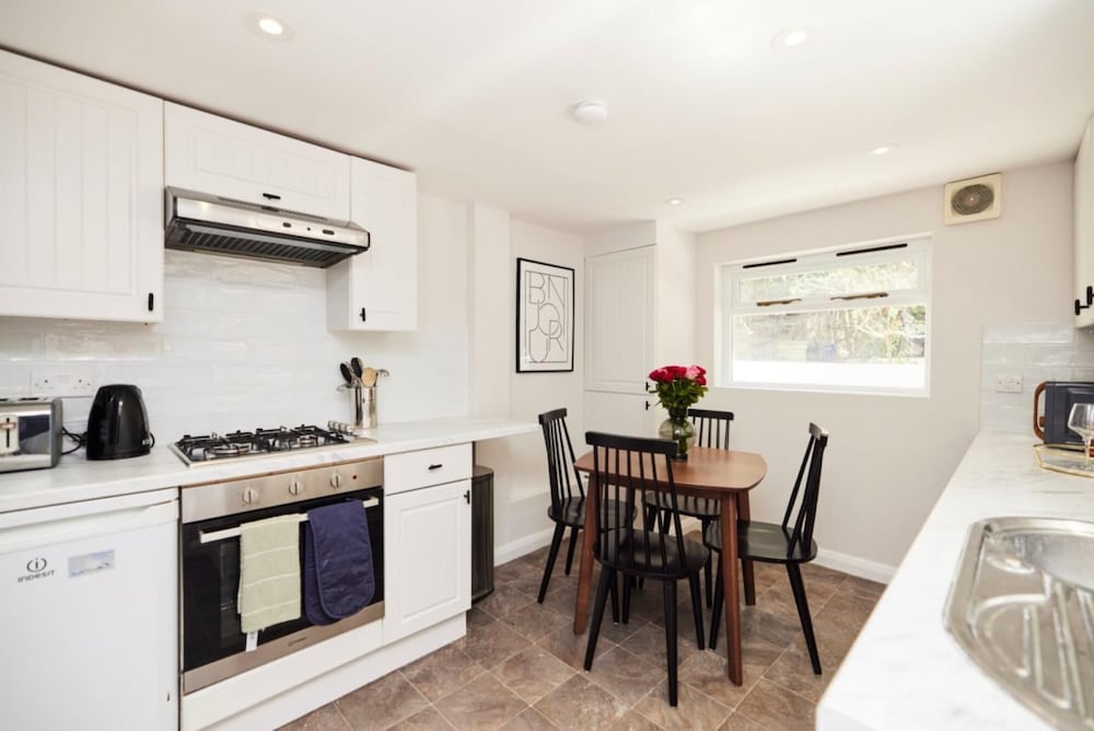 The Hammersmith and Fulham Wonder - Trendy 3bdr Flat With Garden