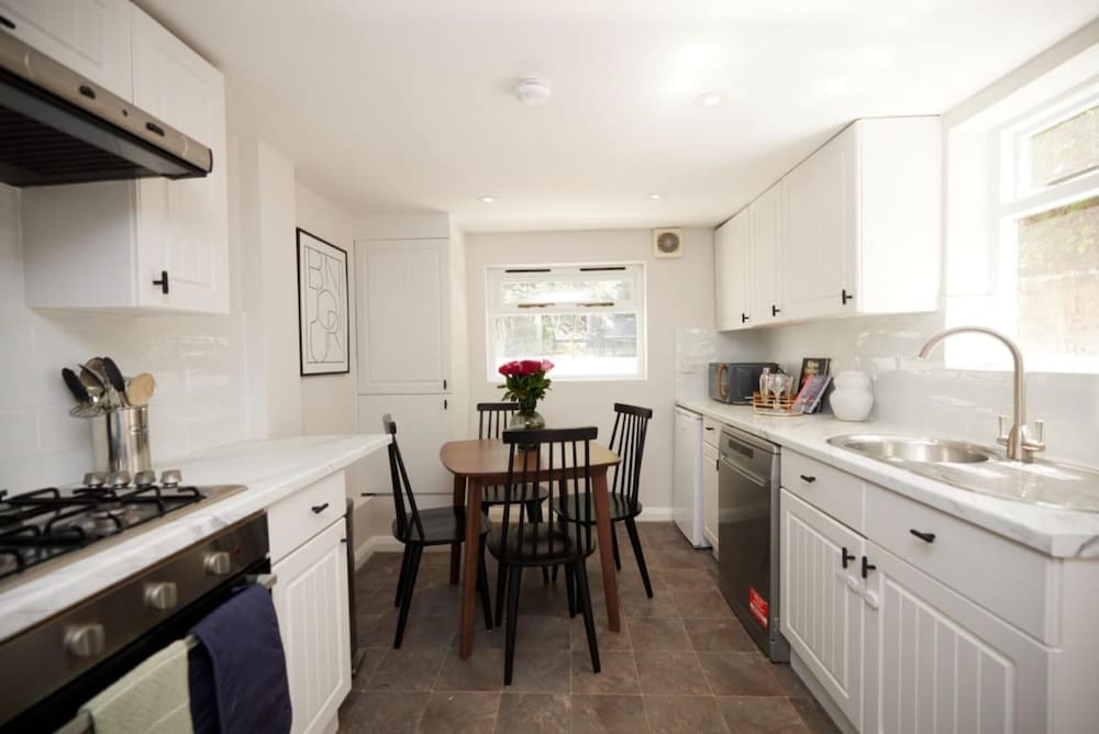 The Hammersmith and Fulham Wonder - Trendy 3bdr Flat With Garden