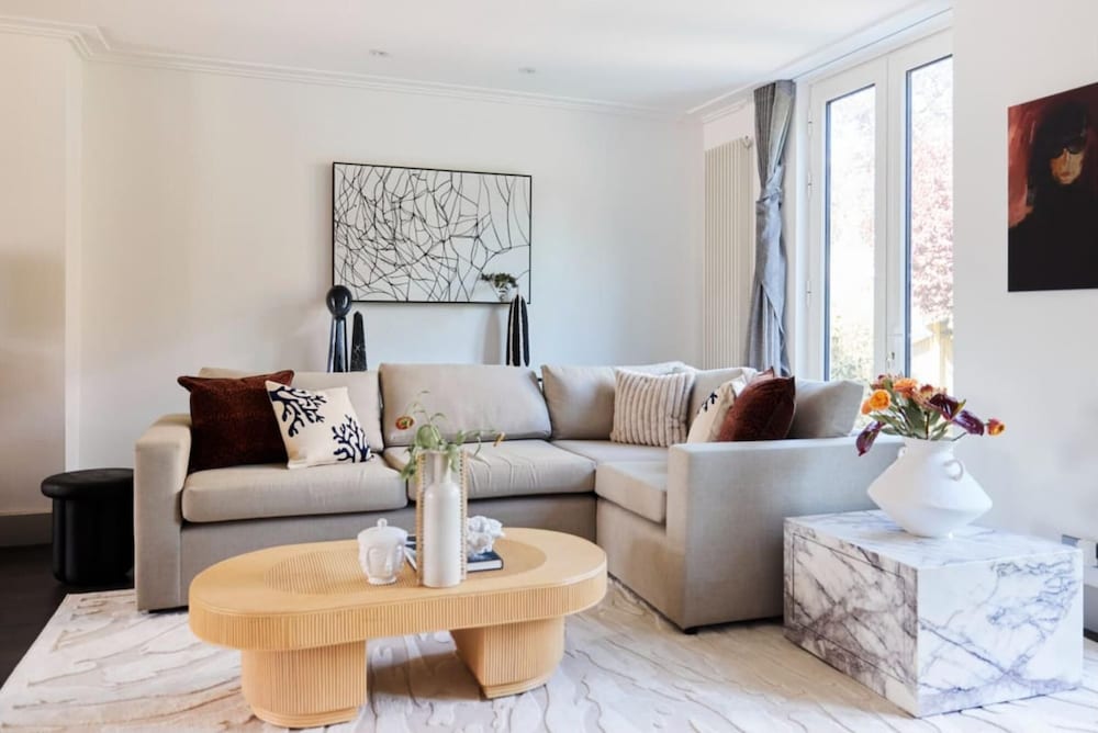 The Swiss Cottage Wonder - Glittering 2bdr House With Garden