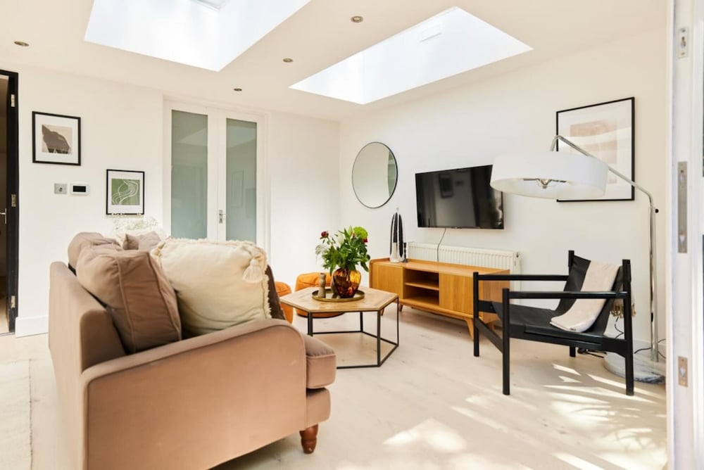 The Lanhill Road Crib - Dazzling 2bdr Flat With Garden