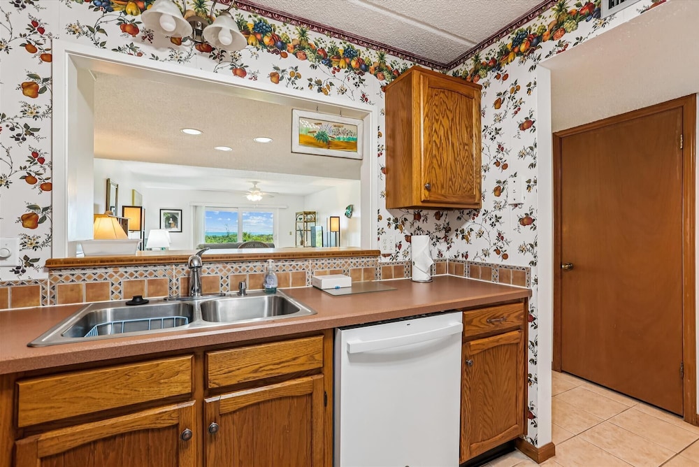 Oceanfront Luxury: 2BR Condo + Pool in St.aug