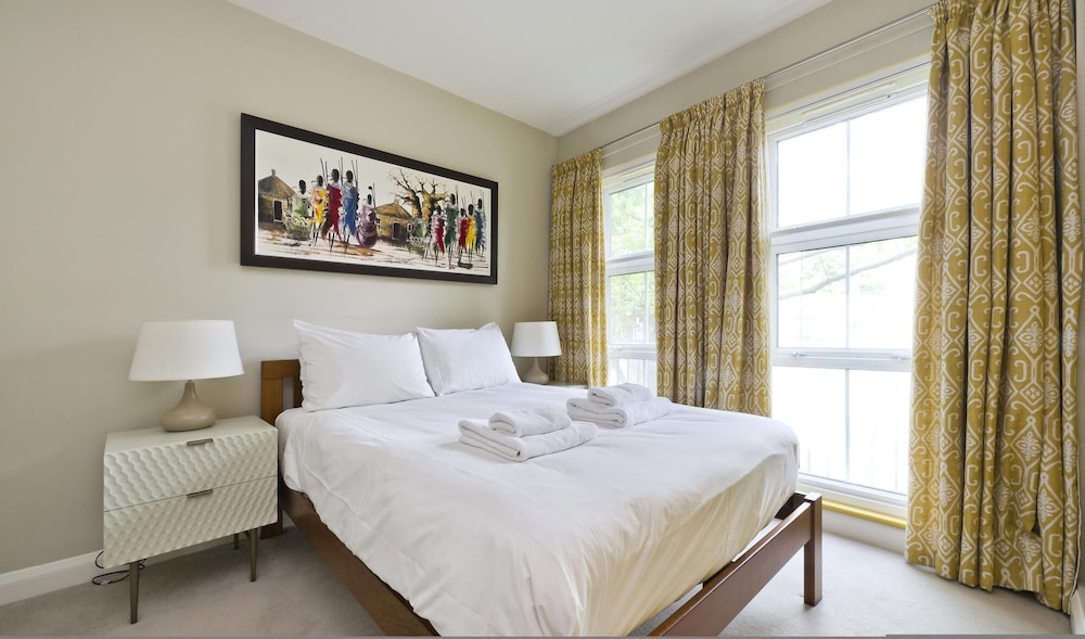 Stylish two Bedroom Apartment Near Tower Bridge by Underthedoormat