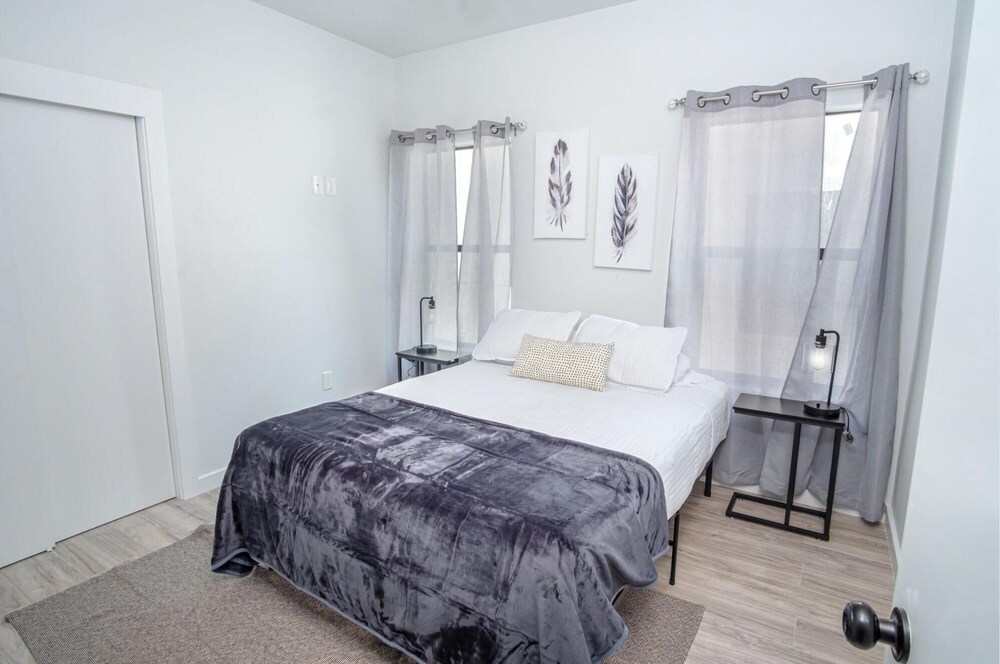 Spectacular Cozy 3 BR 2 5 BA Apt Near Downtown view 4