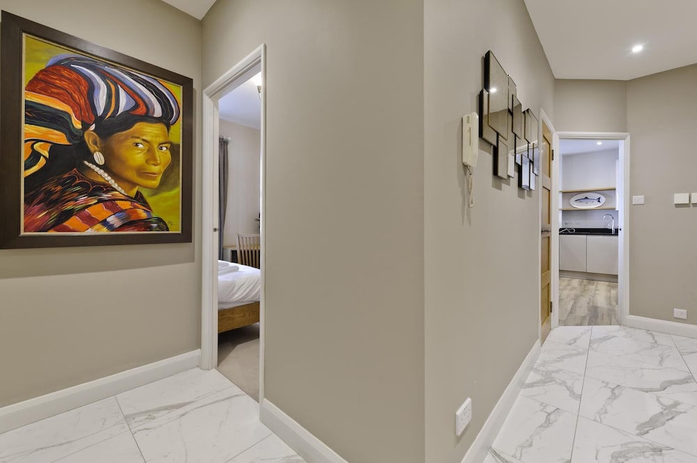 Stylish two Bedroom Apartment Near Tower Bridge by Underthedoormat