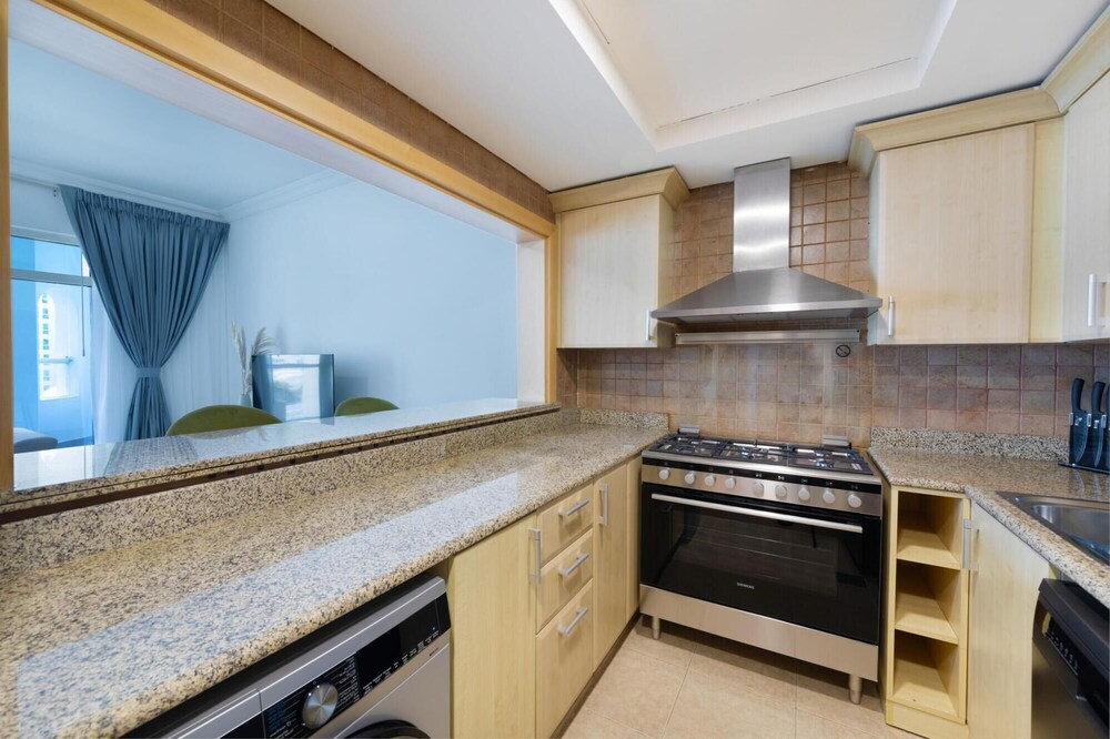 Stylish Apt With Large Patio Close to the Beach