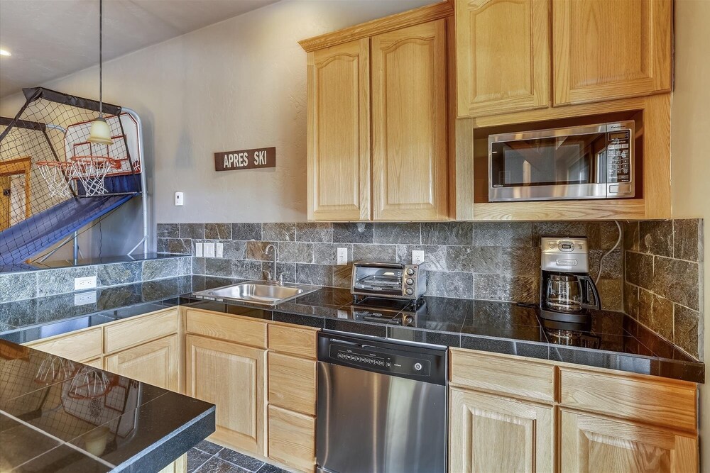 Swift Getaway 5 Bedroom Home by RedAwning view 5