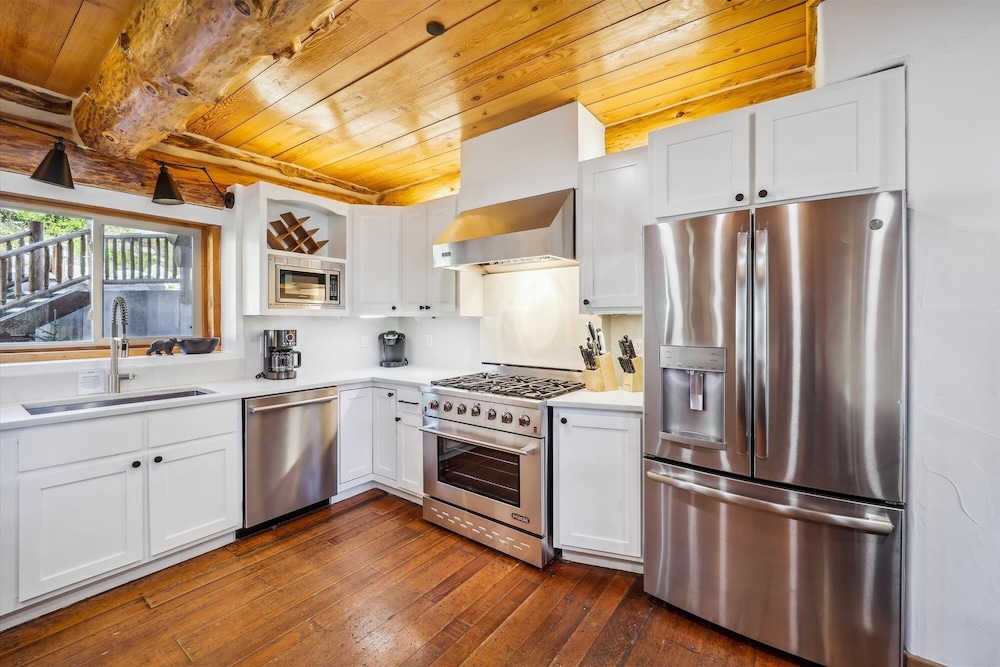 Modern Log Cabin 5 Bedroom Home by RedAwning