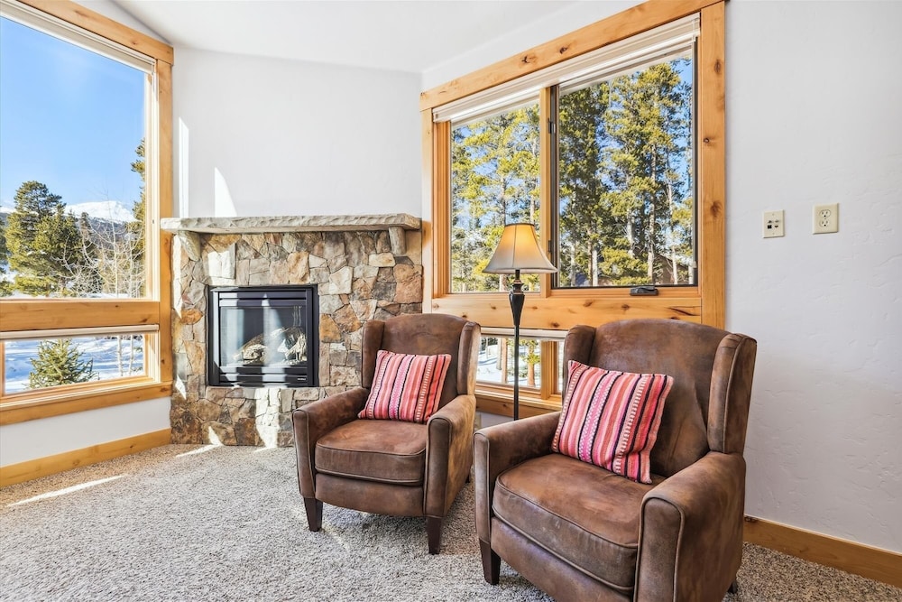 Lone Hand Lodge 4 Bedroom Home by RedAwning