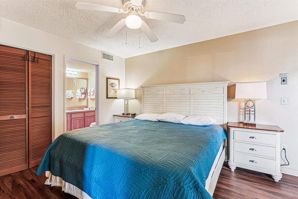 Chic Resort-style Condo, Beachfront & Pool View