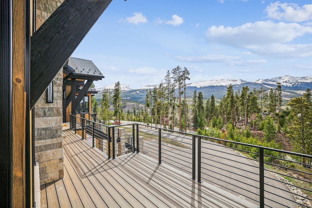 The Crowne Summit 6 Bedroom Home