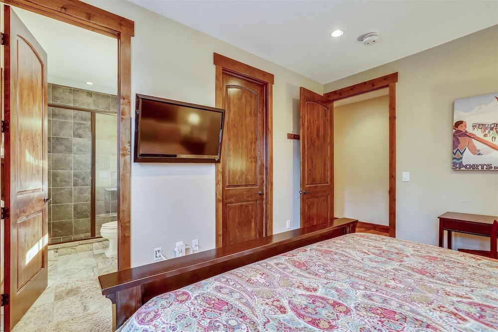 Baldy Mountain Overlook 4 Bedroom Townhouse by RedAwning