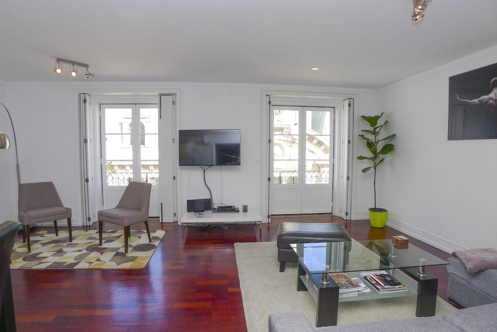 LV Premier Chiado CH2 Balcony Spacious Elevator view 2