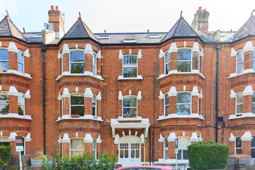 The Elmfield Road Wonder - Dazzling 2bdr Flat