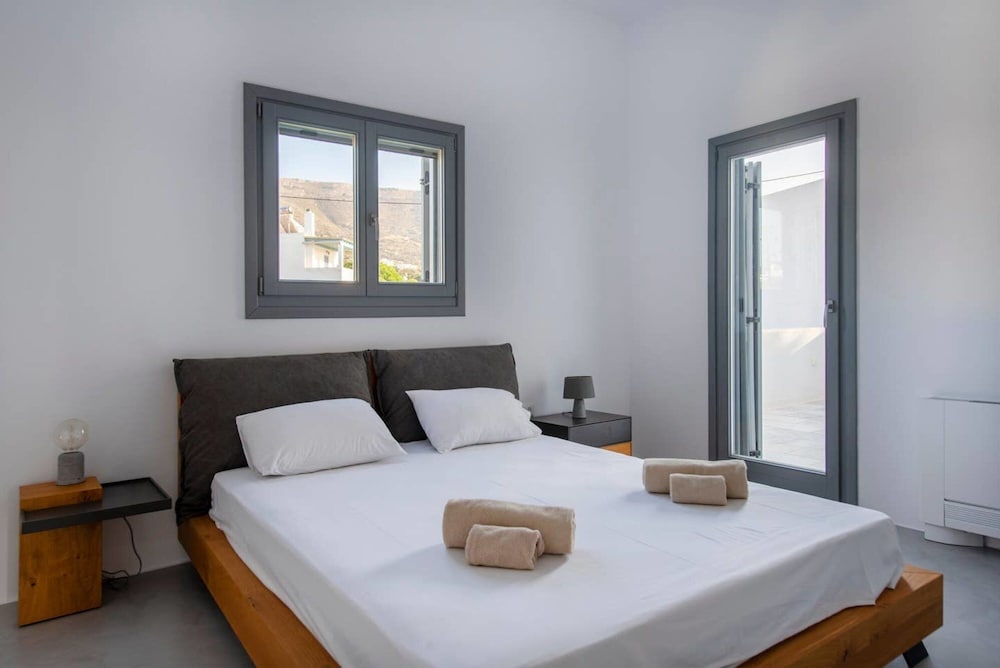 Parikia s Crossroad 3 Bedroom House view 3