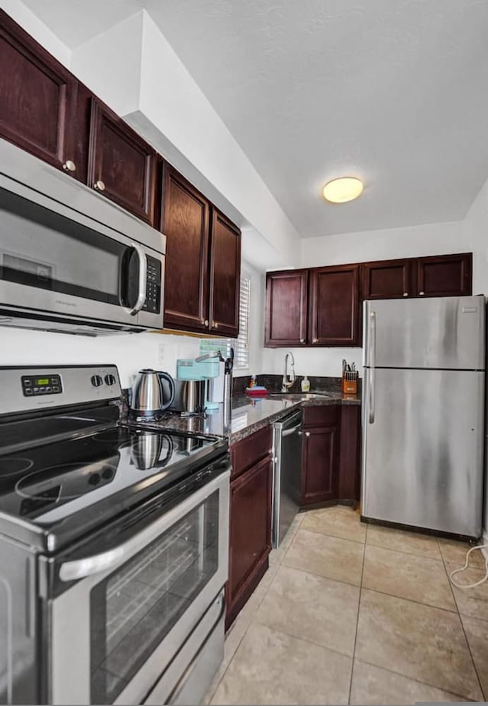 Lovely 1- Bedroom Rental Unit With Pool