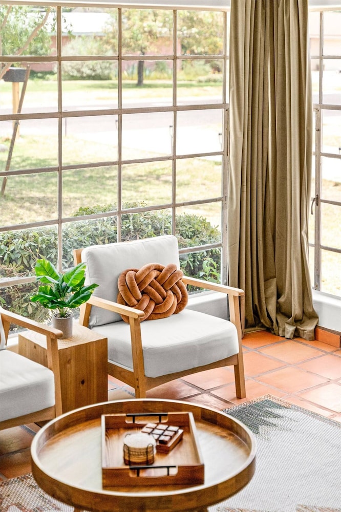 Mid-century Modern Oasis w Calm Backyard Escape