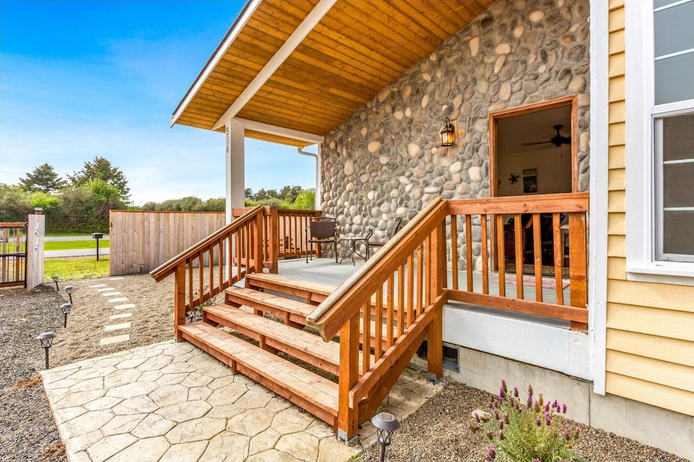 Cobblestone Cottage in Ocean Shores