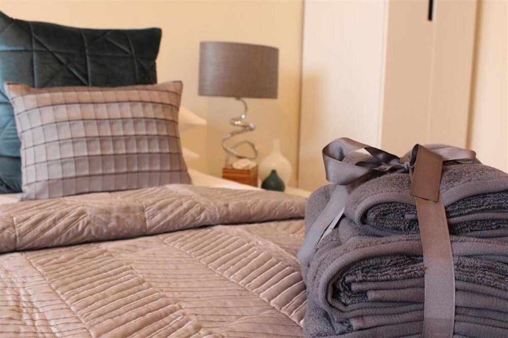 The Maelor - Berwyn House - Central Wrexham - Sleeps Up To 6 view 4
