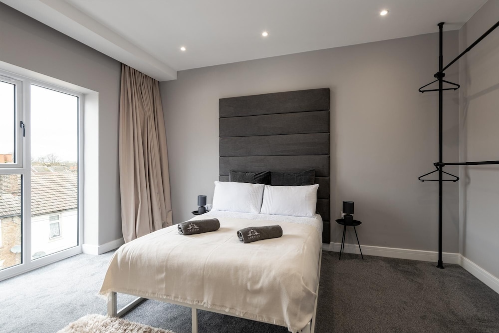 Wonderful Top-floor Apartment view 4