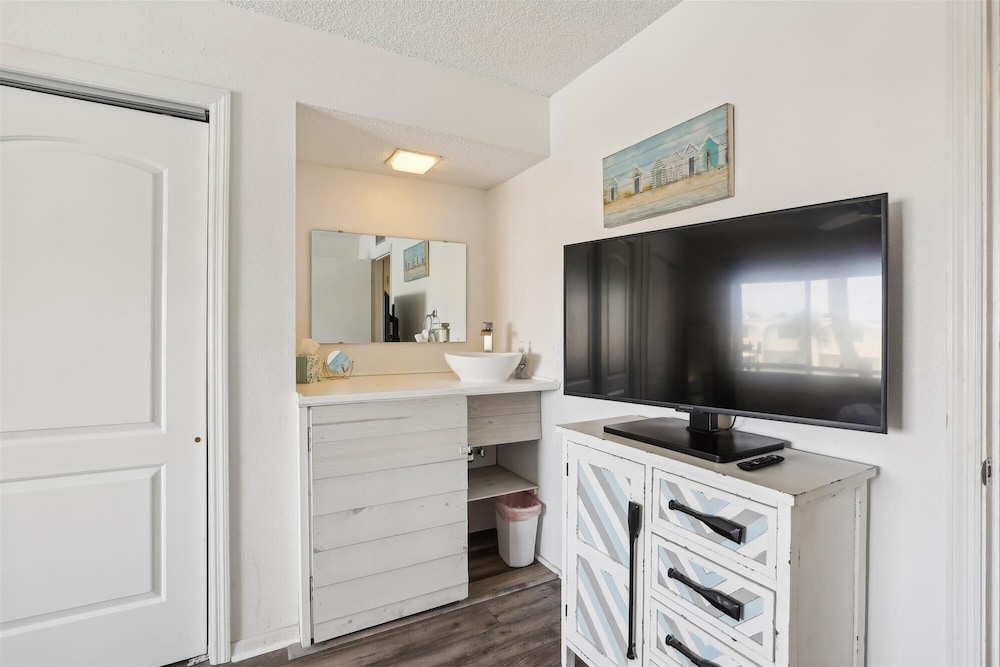 Beachfront Epic Ocean Views Sleeps 6 New Rental