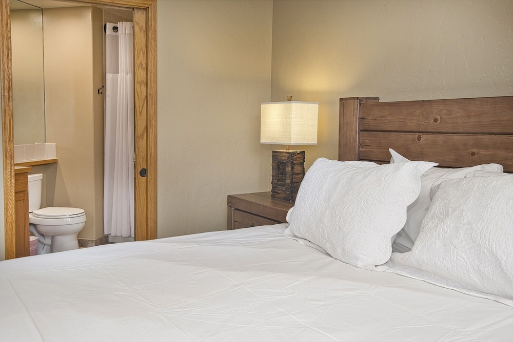 Canyon Run I-203 2 Bedroom Condo by Redawning - Property Image 31
