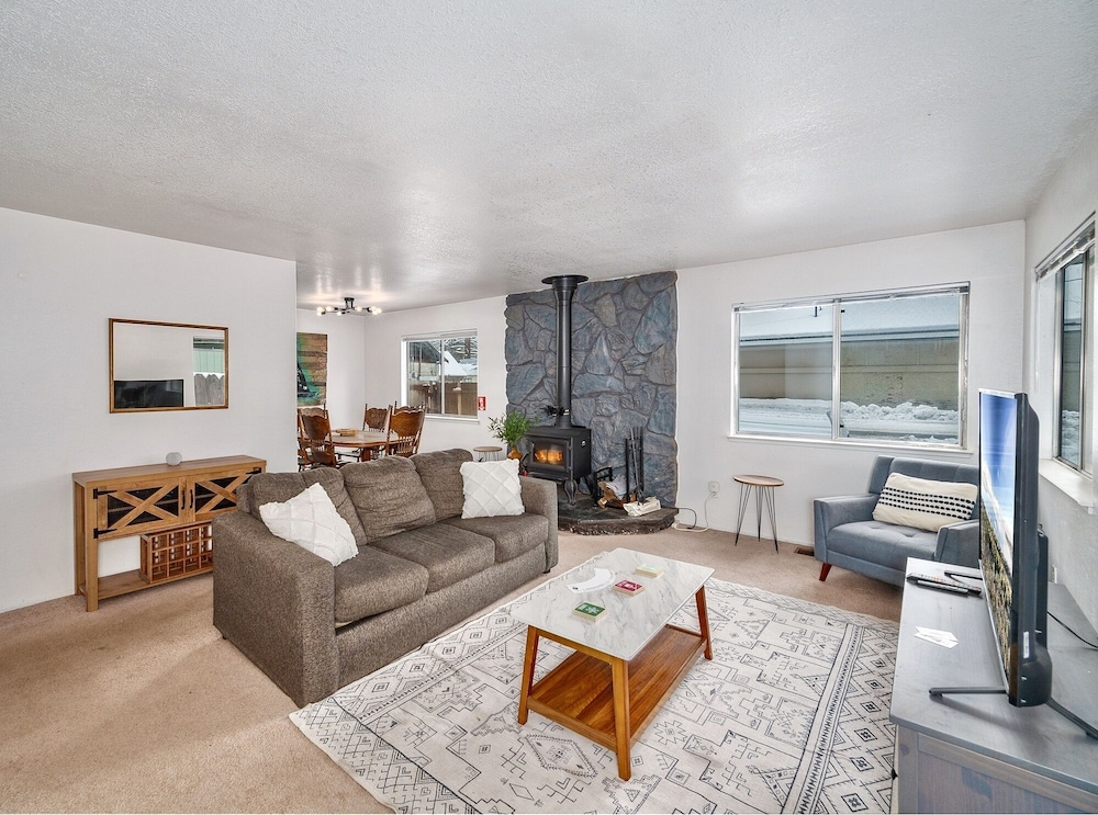 The Green Cabin A Few Blocks To Lake Tahoe 833t 3 Bedroom Home