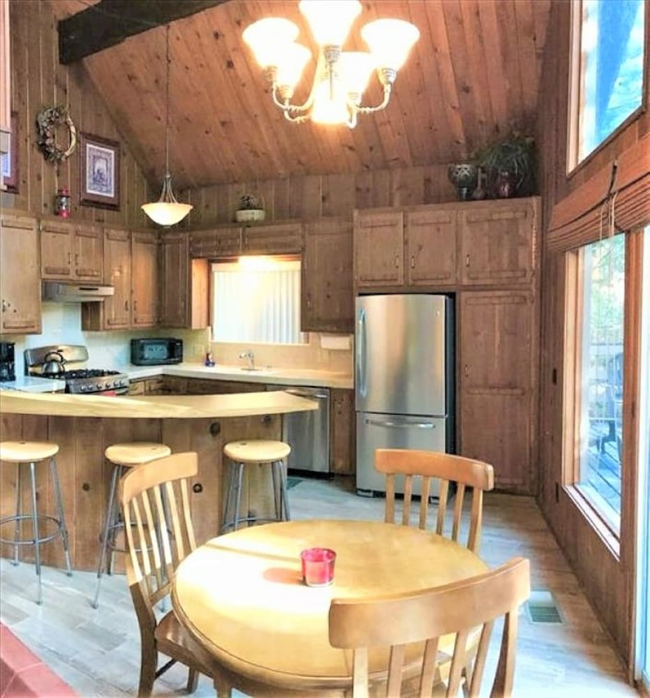 Woodsy 'a' Frame 3 Bedroom Cabin by RedAwning