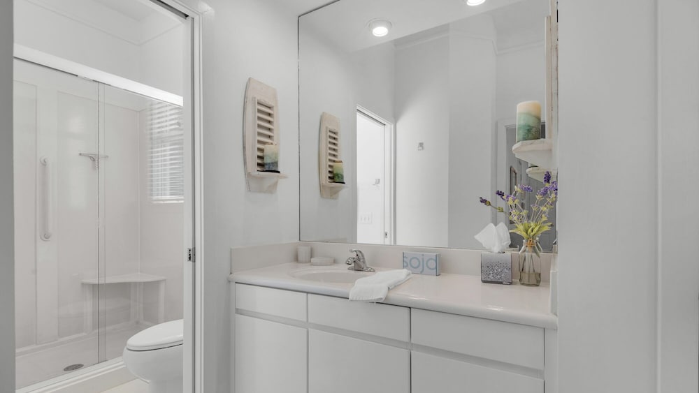 Charming Beach Cottage, 2 Pools and Tennis Access + Free Attraction Tickets!