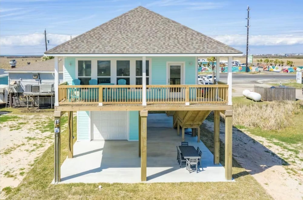Surfside Oasis in Hitchcock view 3