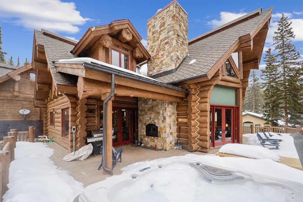 Goldenview Lodge 5 Bedroom Home by RedAwning