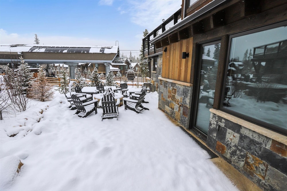 Falcon Haus 4 Bedroom Townhouse by RedAwning