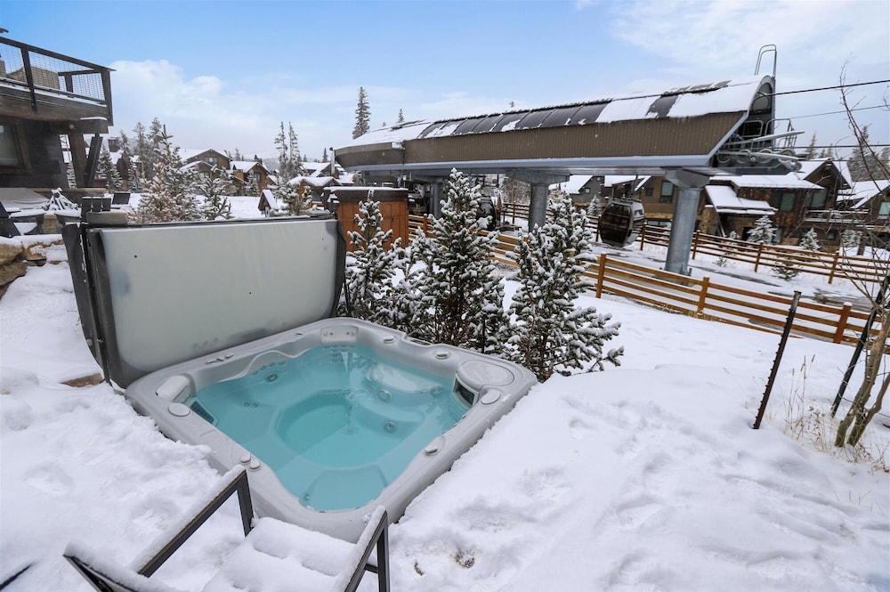 Falcon Haus 4 Bedroom Townhouse by RedAwning