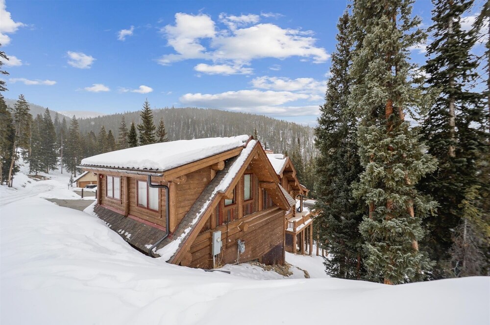 Goldenview Lodge 5 Bedroom Home by RedAwning