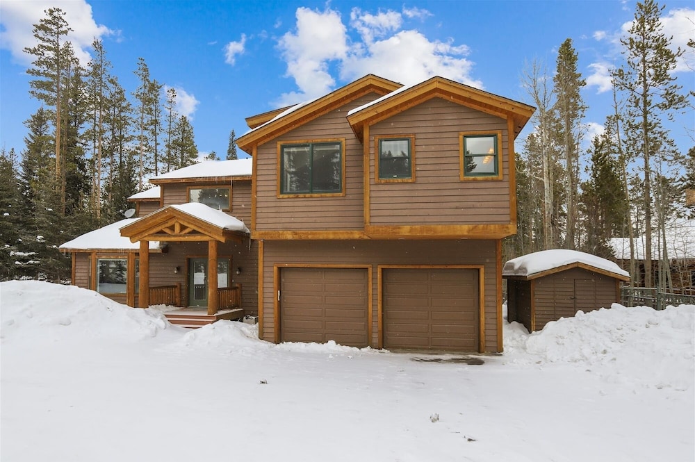 On The Rocks 4 Bedroom Home by RedAwning
