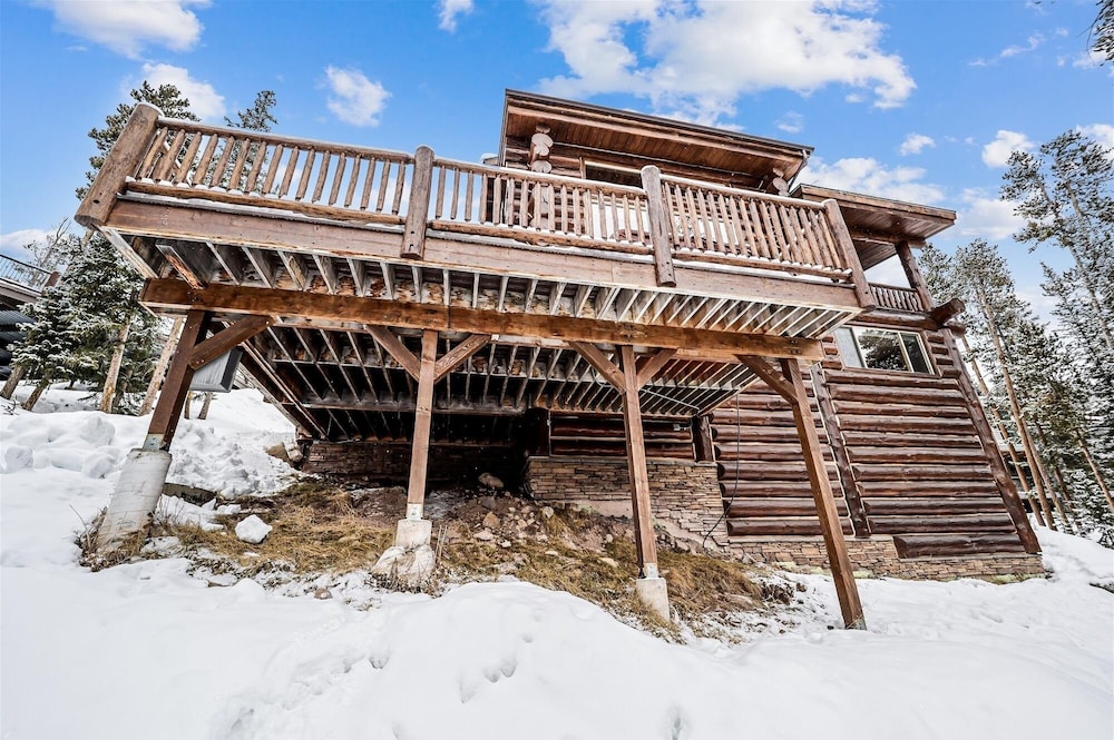 Modern Log Cabin 5 Bedroom Home by RedAwning