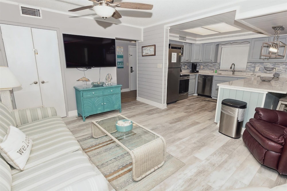 Shoreline Towers 3066- Our Relaxation 3 Bedroom Condo by RedAwning