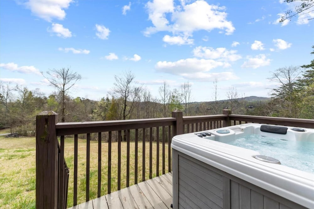 Goose Island Getaway - Secluded Cabin Mountain View Fireplace Hot Tub view 5
