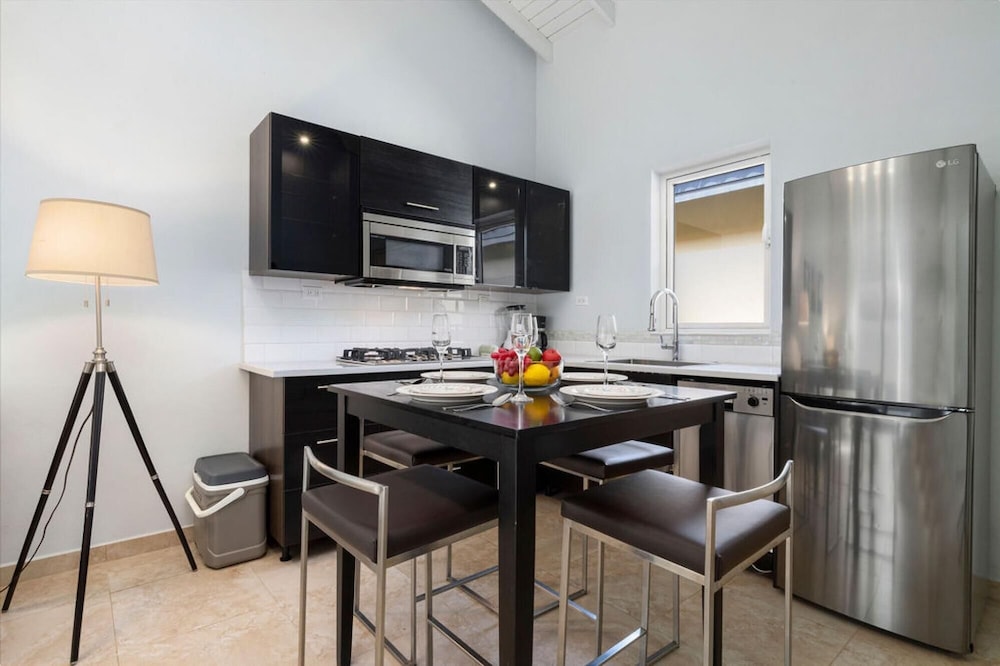 Great Cozy Comfortable Central 2BR 2BA w Pool
