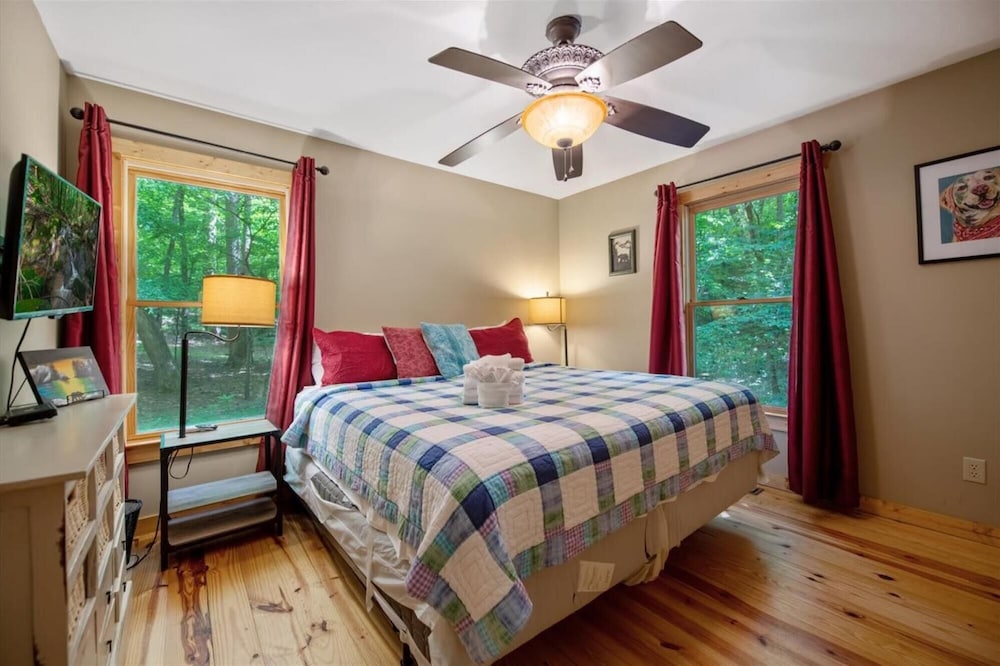 Harleys River Retreat - Charming Cabin in Coosawattee River Resort Hot tub view 5