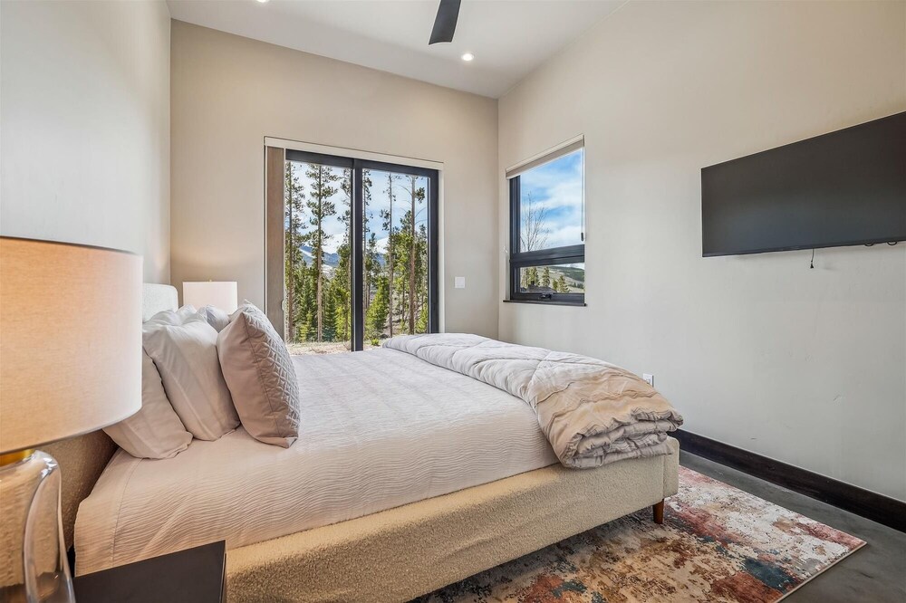 The Crowne Summit 6 Bedroom Home