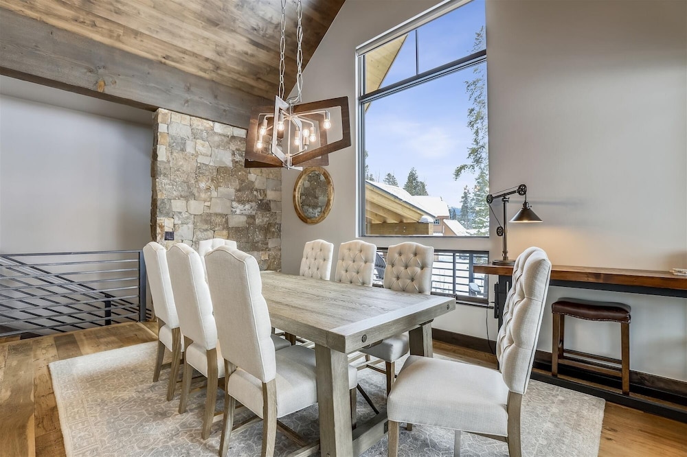 Five Peaks Townhouse with Garage and Hot Tub by RedAwning view 2