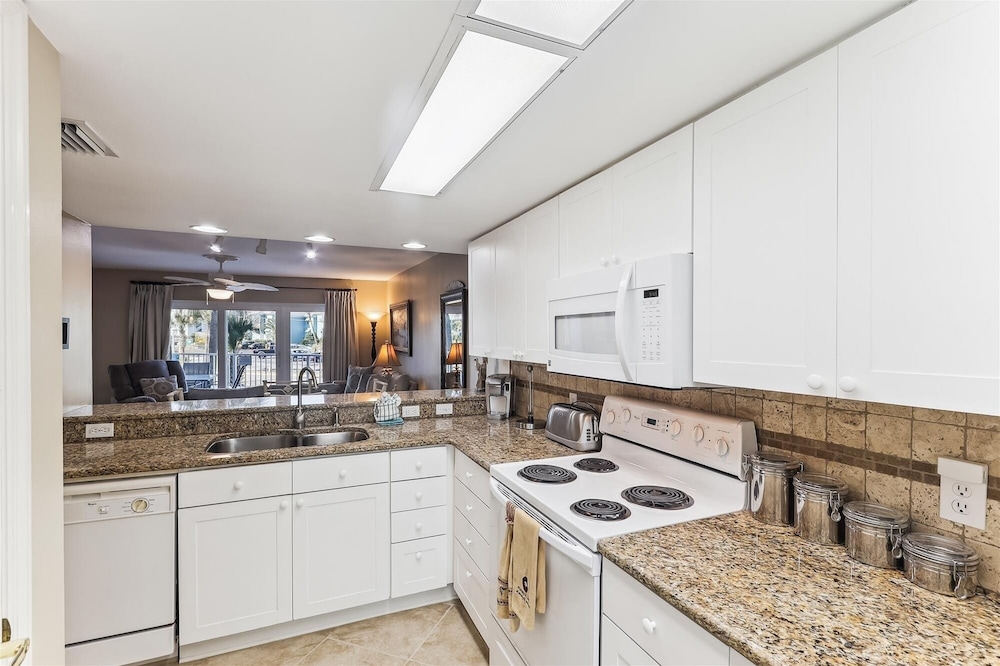 Seacrest 210 is a 2 BR on Gulf side of Okaloosa Island by RedAwning view 2