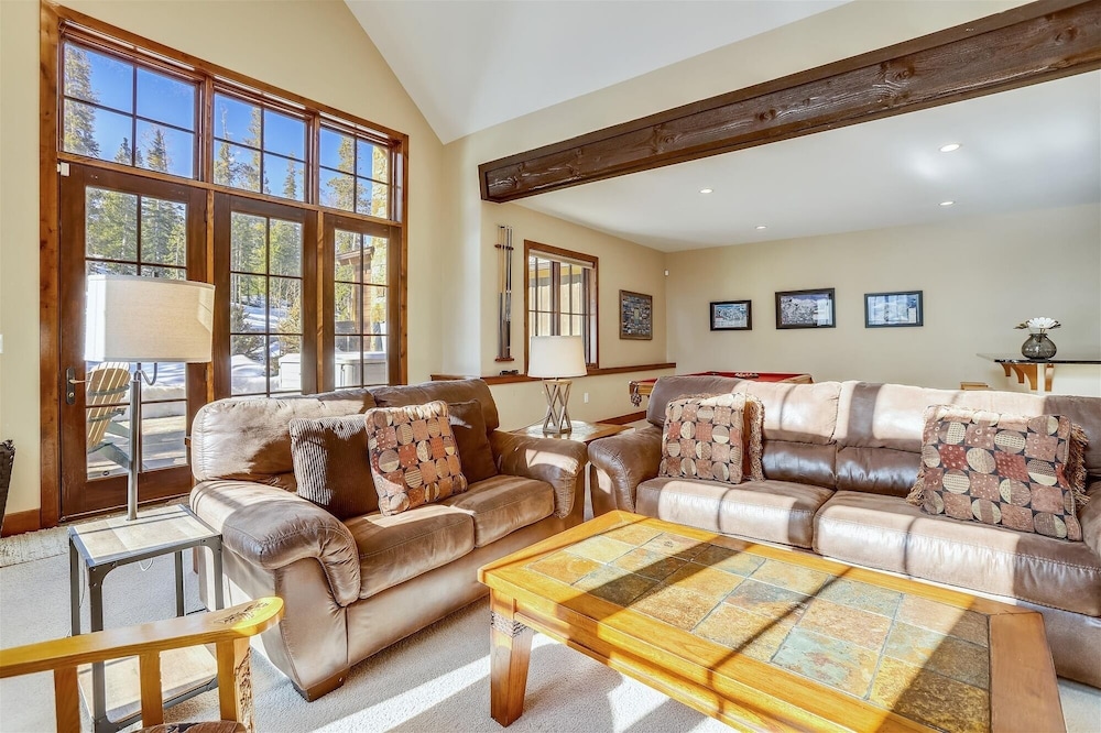 Baldy Mountain Overlook 4 Bedroom Townhouse by RedAwning
