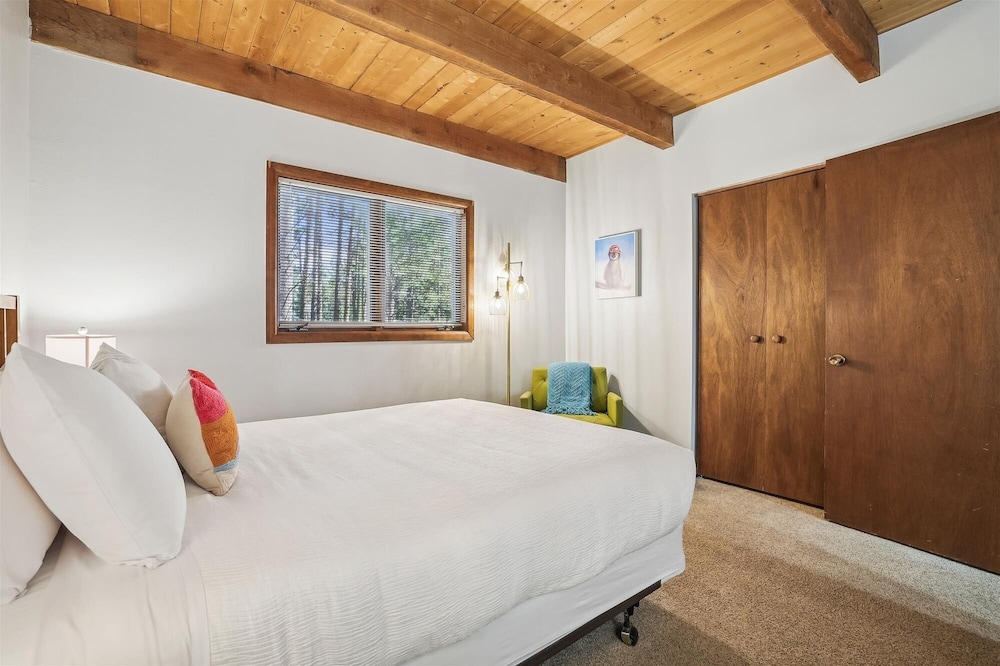 Snowaway 5 Bedroom Home by RedAwning view 5