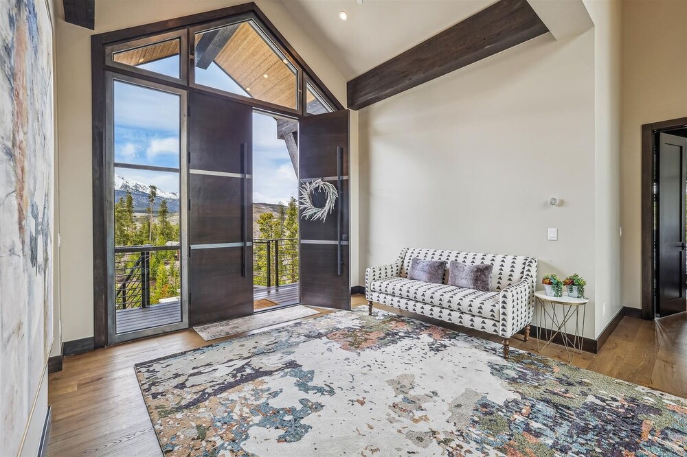 The Crowne Summit 6 Bedroom Home